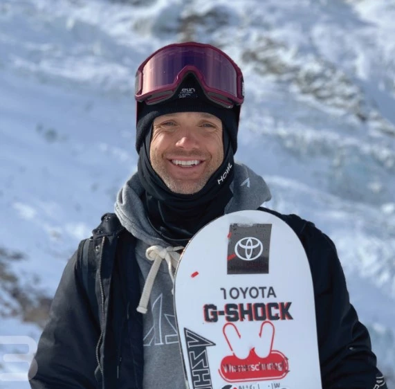Snowboarder profesional, atleta olímpico y competidor de los Winter X Games